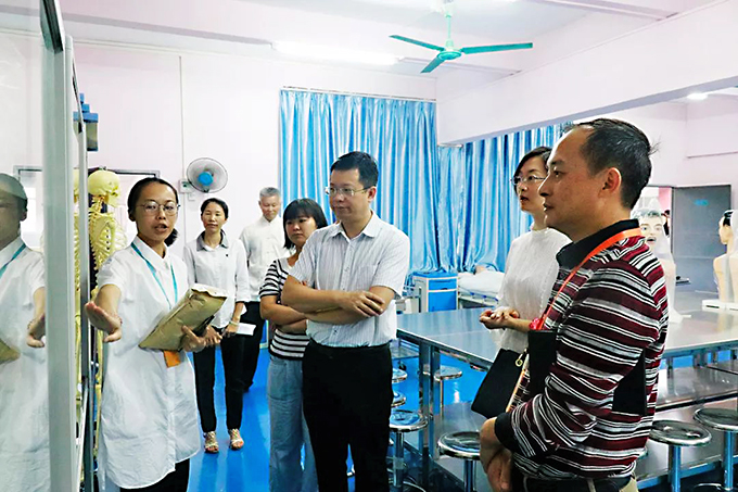 顏主任和劉護(hù)士長對我校的護(hù)理實訓(xùn)室進(jìn)行參觀指導(dǎo)